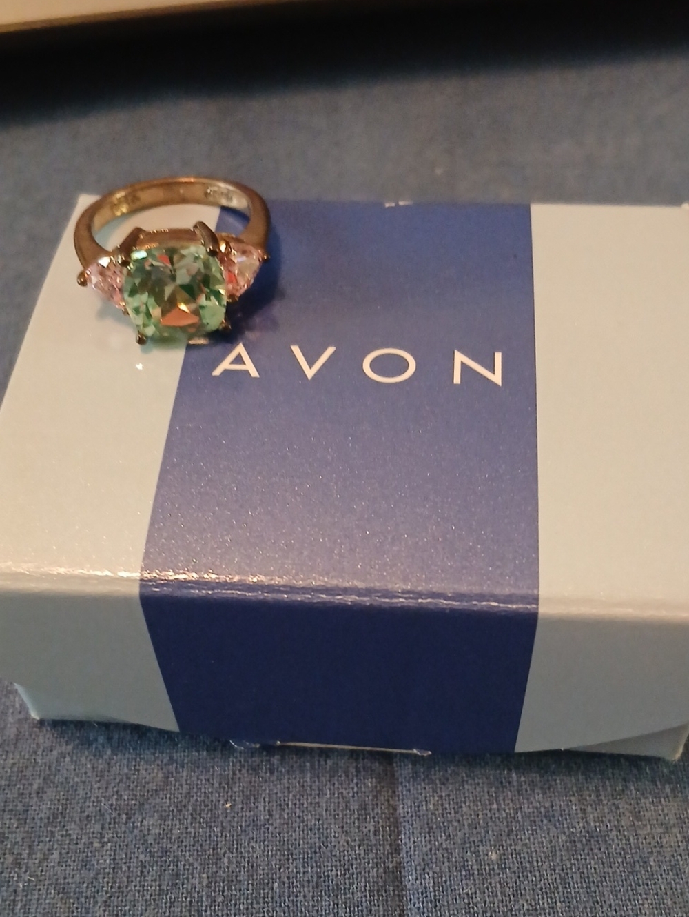 Avon Green Center Stone Ring with Pink Side Gems Size 5 (Home)6/26